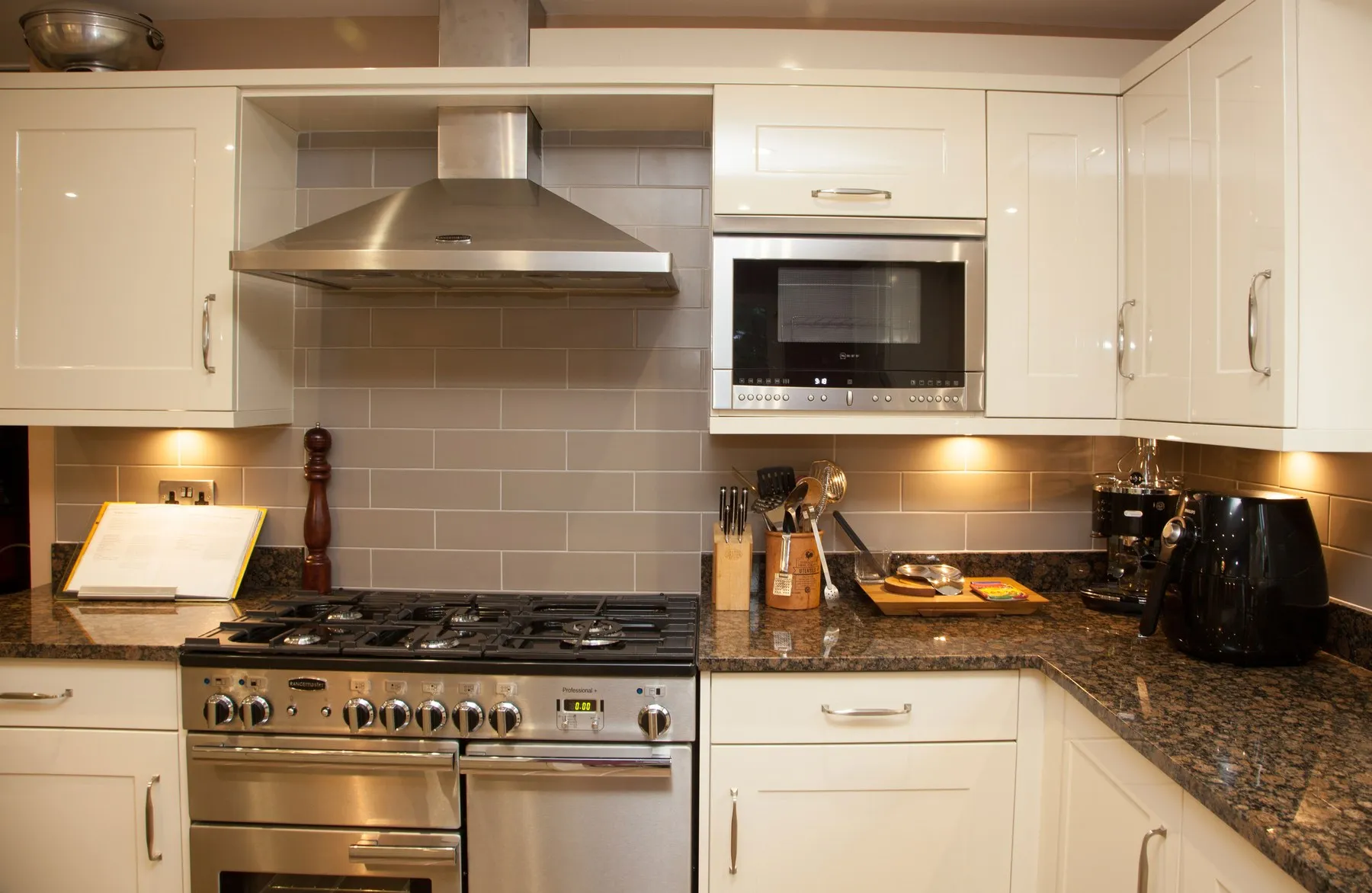 Range cooker, extractor and tiled splashback
