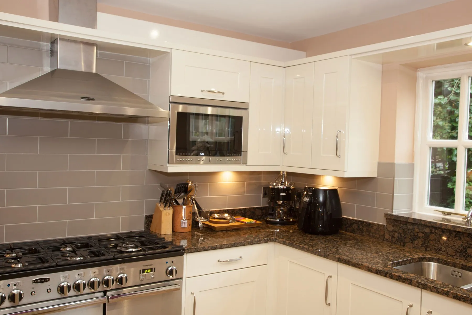 Range cooker and extractor fitted by Aspire
